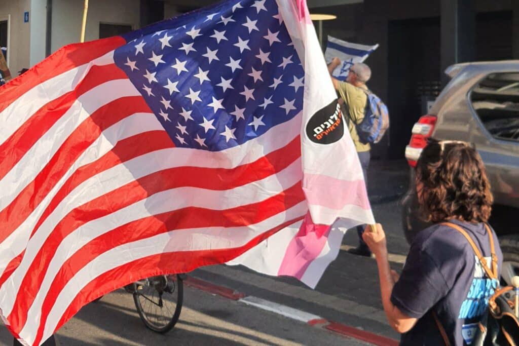 דגל ארה"ב בהפגנה בישראל. צילום: אודליה כהן